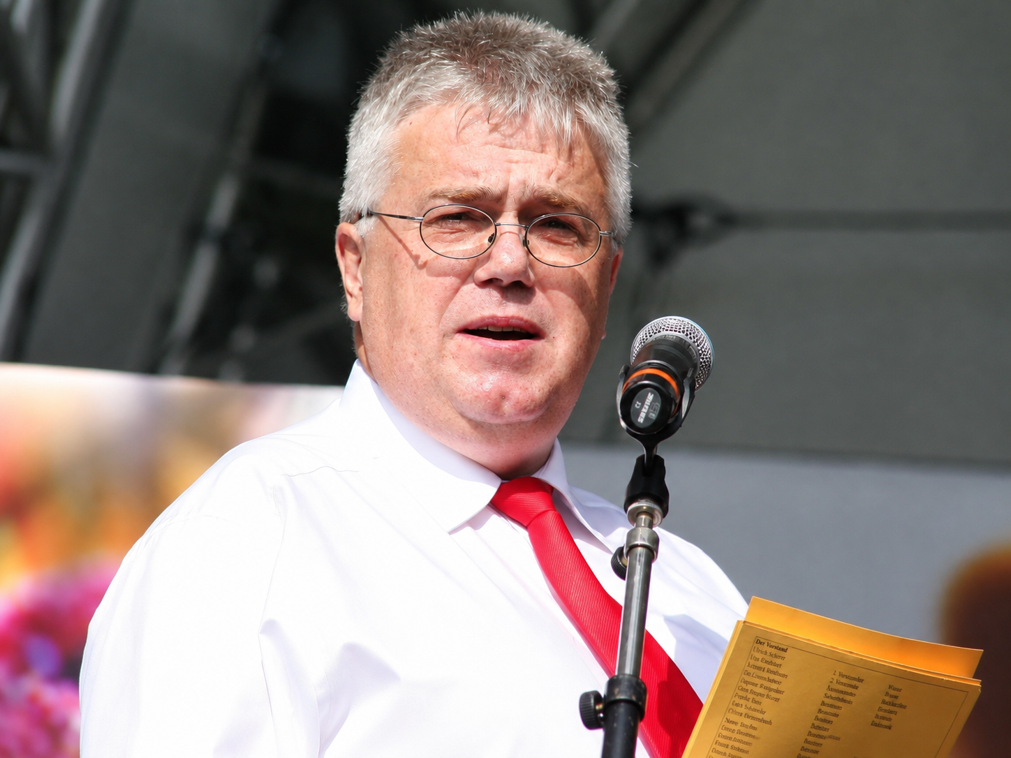 Manfred Scherer am Mikrofon