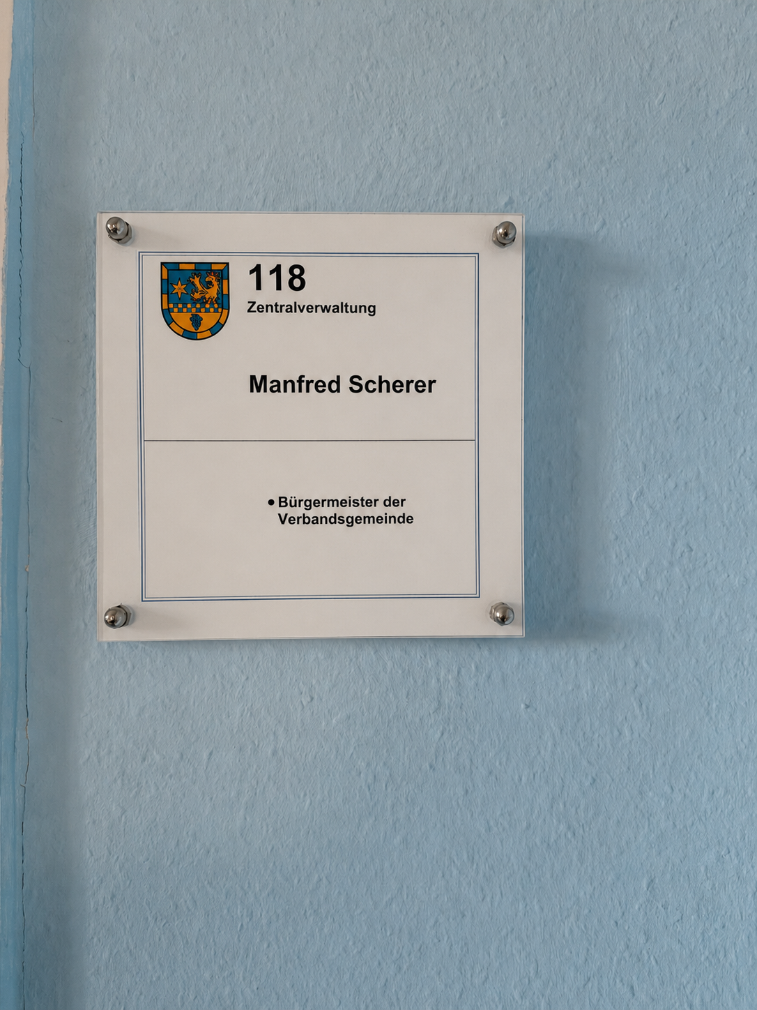 Türschild am Bürgermeisterbüro von Manfred Scherer